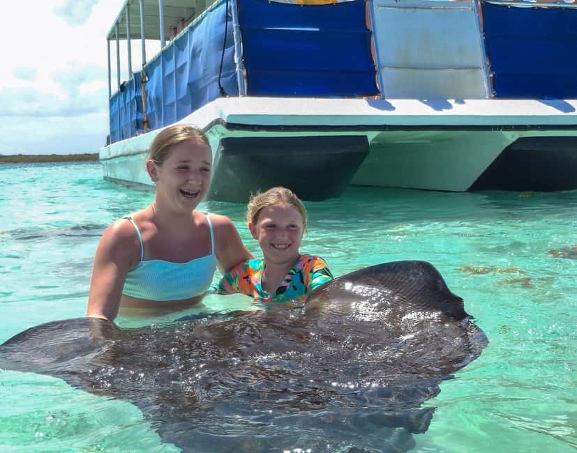 Antigua: Stingray City Experience with Round-Trip Transfer - Meeting the stingrays in open Antigua water
