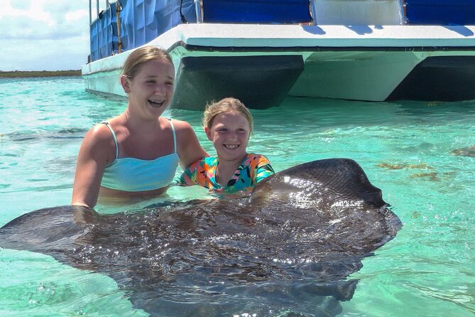 Stingray City Antigua for all the ages - ROUND TRIP INCLUDED - Meeting the stingrays on Antigua’s morning tour